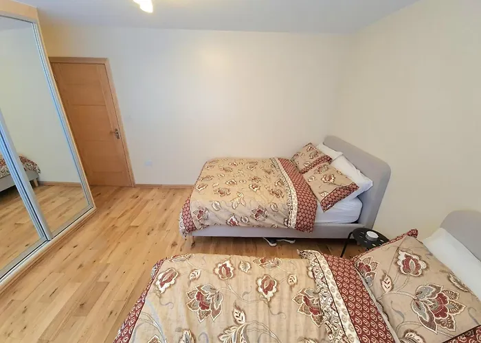 London Luxury 2 Bedroom Flat Sleeps 8 Free Parking