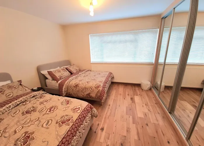 London Luxury 2 Bedroom Flat Sleeps 8 Free Parking
