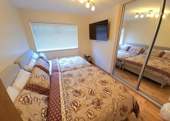 London Luxury 2 Bedroom Flat Sleeps 8 Free Parking