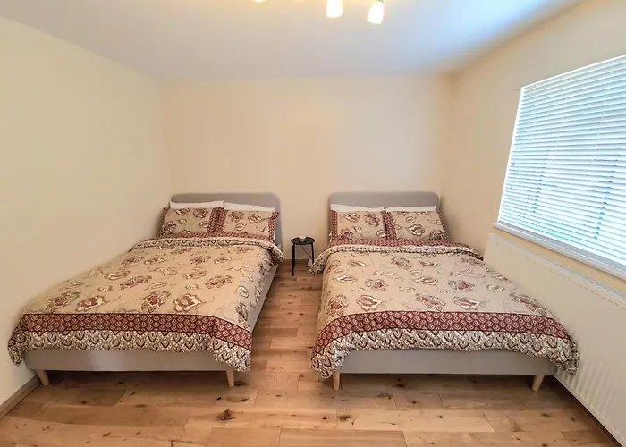 London Luxury 2 Bedroom Flat Sleeps 8 Free Parking