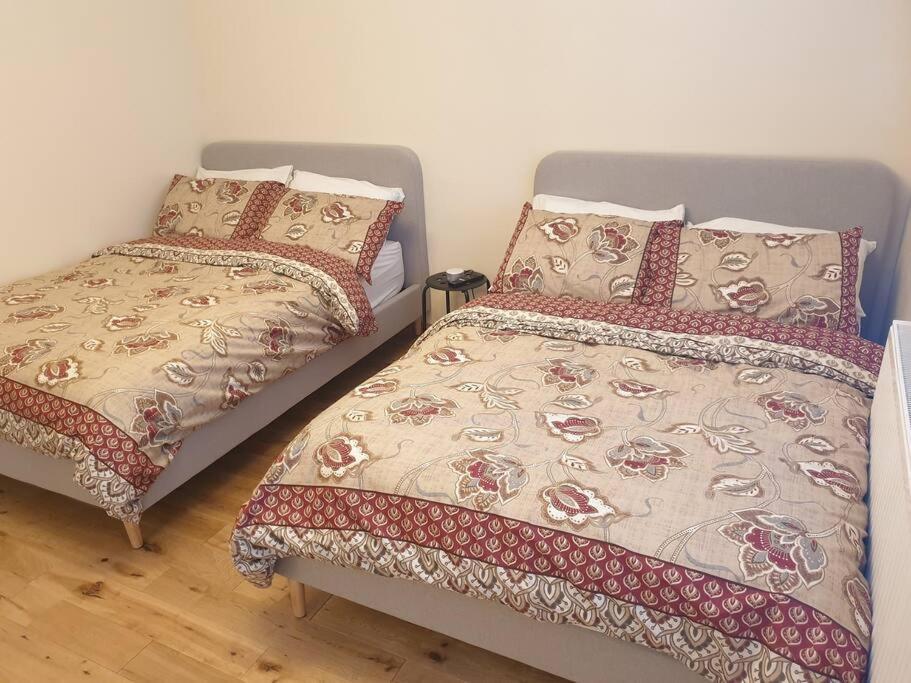 London Luxury 2 Bedroom Flat Sleeps 8 Free Parking * East Barnet