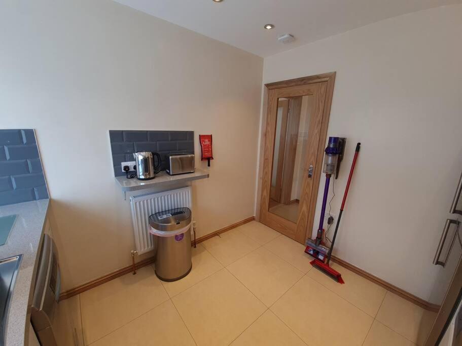 London Luxury 2 Bedroom Flat Sleeps 8 Free Parking Apartment *