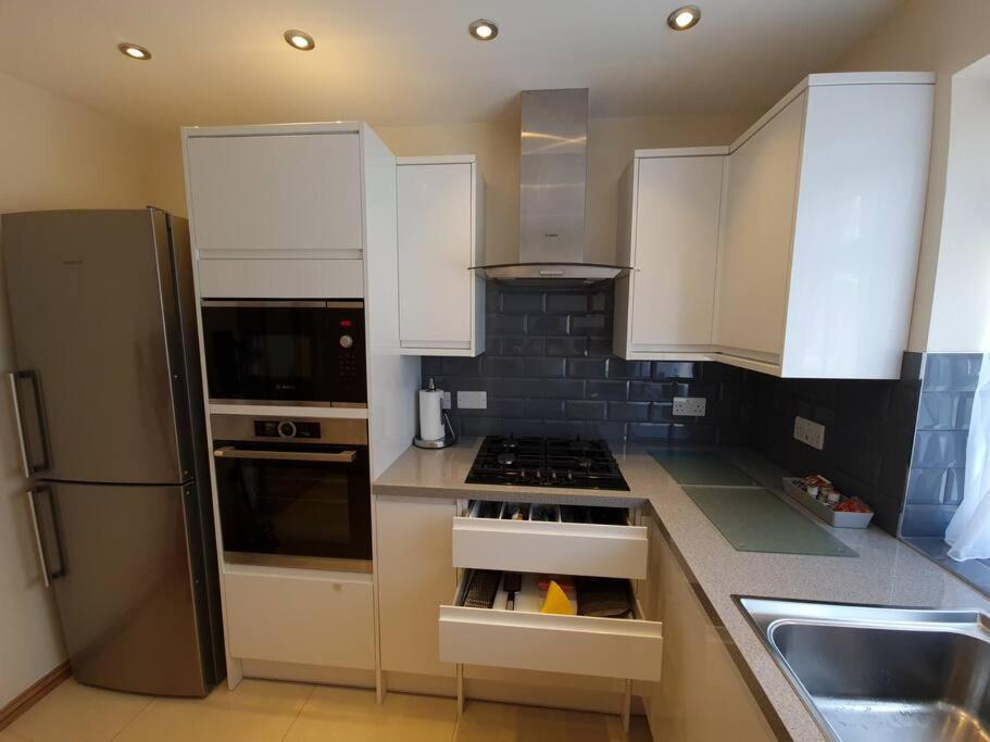 London Luxury 2 Bedroom Flat Sleeps 8 Free Parking Apartment East Barnet