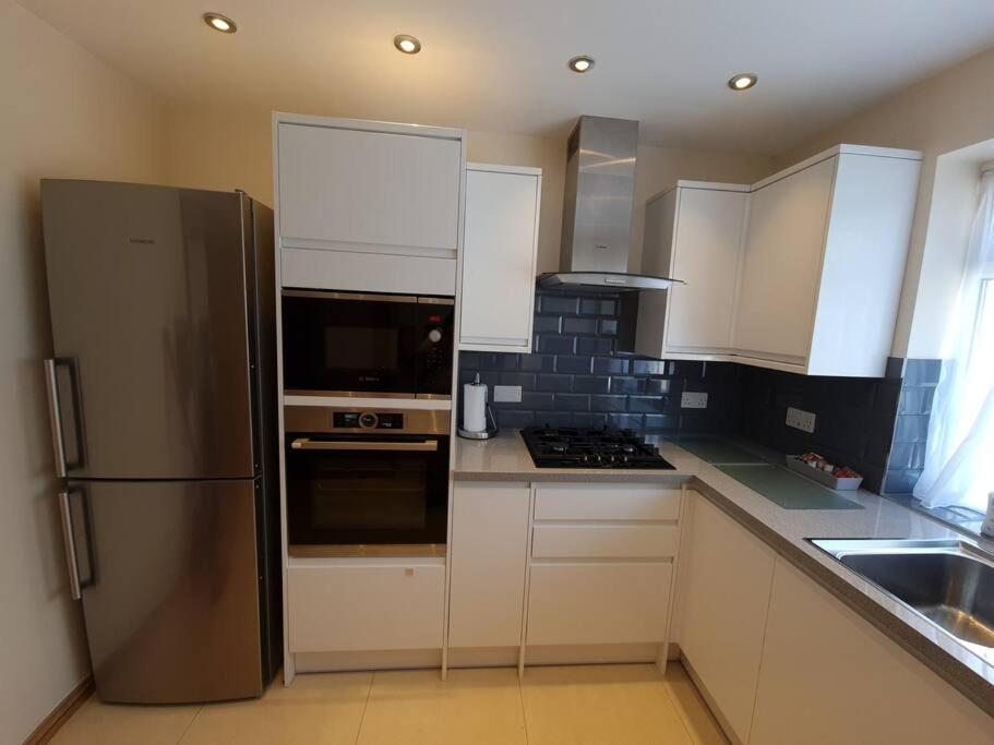 London Luxury 2 Bedroom Flat Sleeps 8 Free Parking Apartment *
