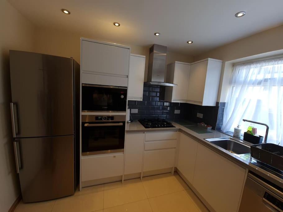 London Luxury 2 Bedroom Flat Sleeps 8 Free Parking *