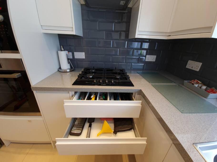 London Luxury 2 Bedroom Flat Sleeps 8 Free Parking East Barnet