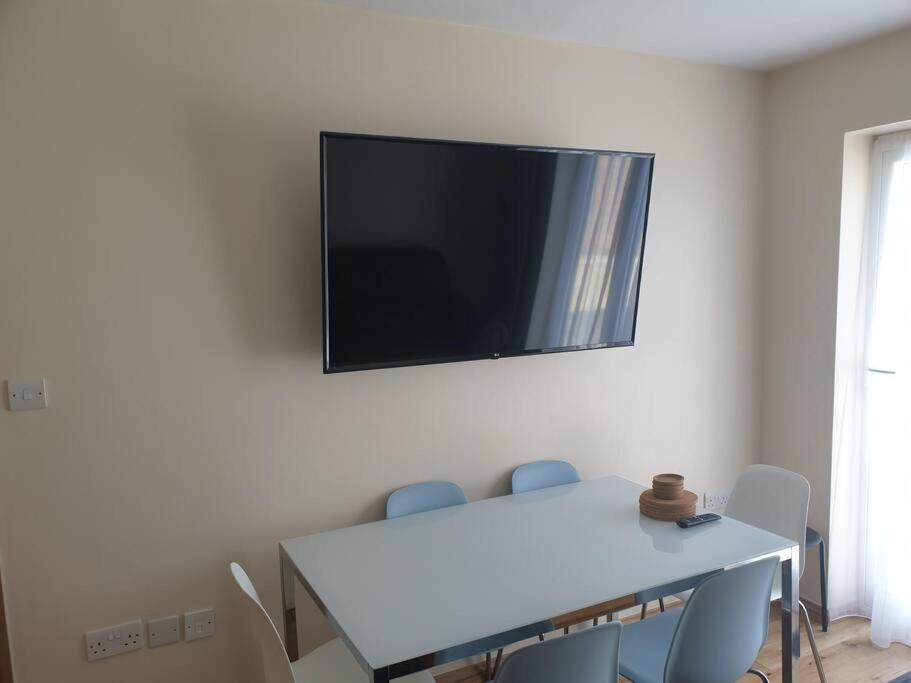 London Luxury 2 Bedroom Flat Sleeps 8 Free Parking Apartment *