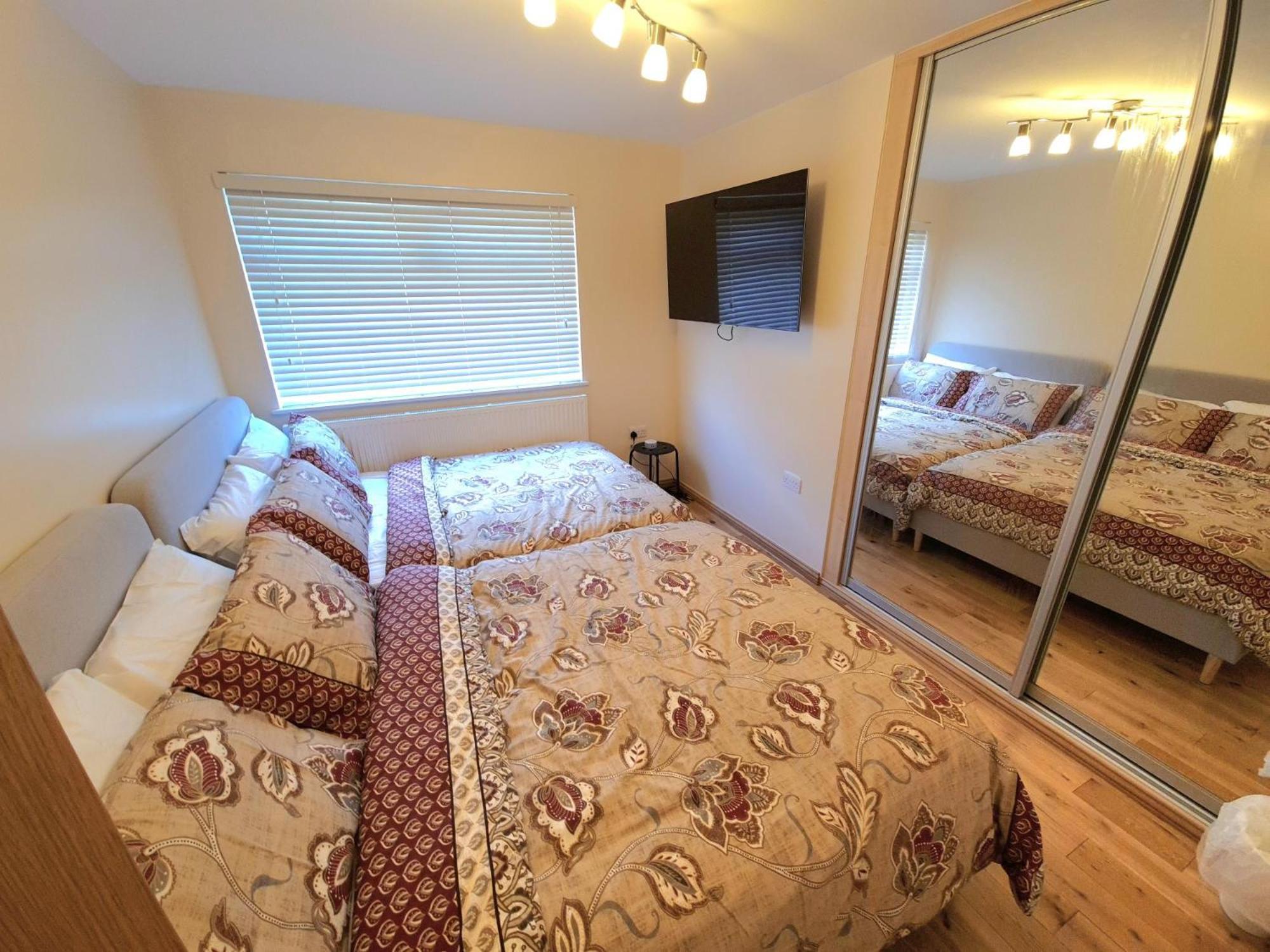 London Luxury 2 Bedroom Flat Sleeps 8 Free Parking Apartment *