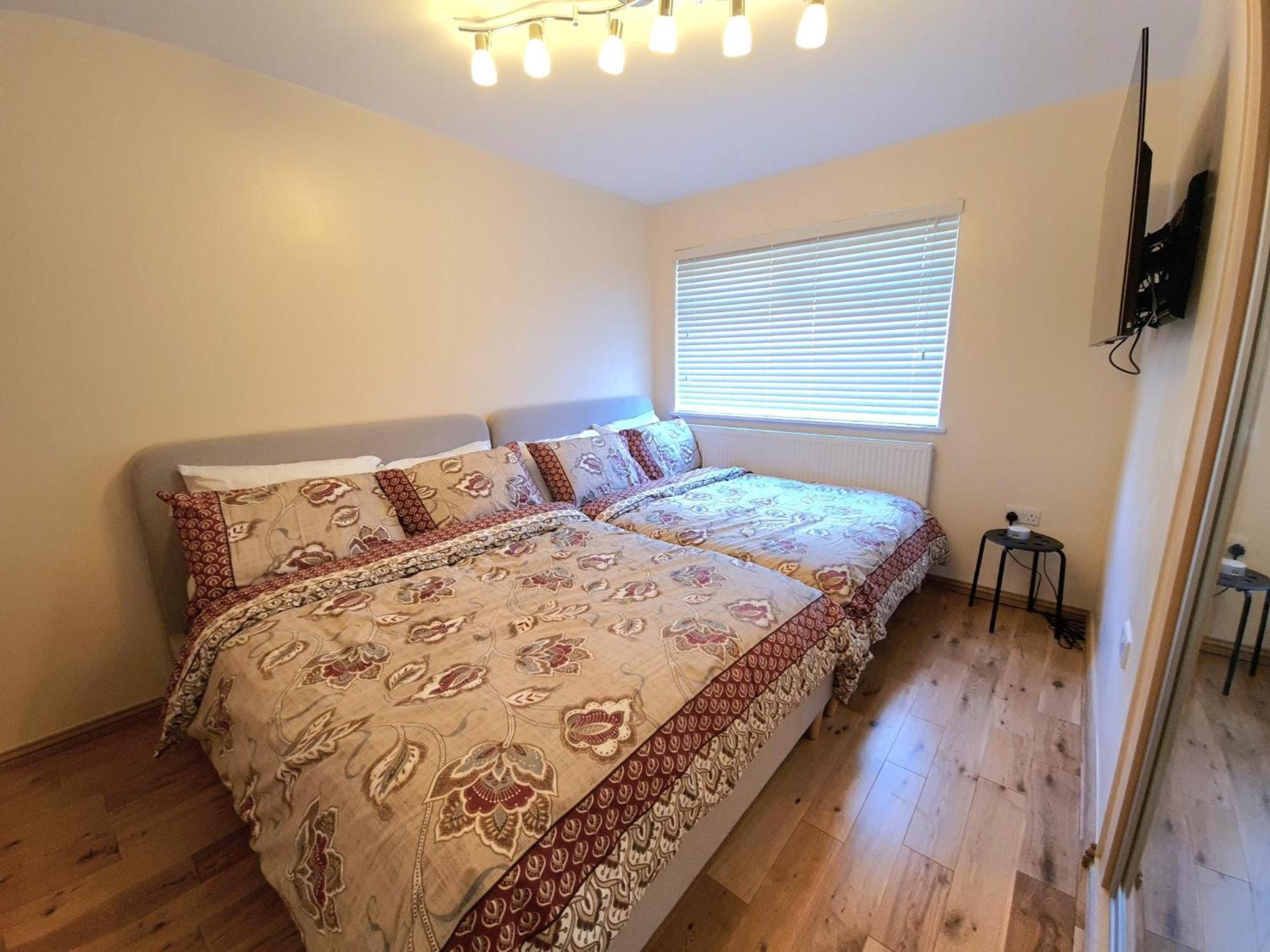 London Luxury 2 Bedroom Flat Sleeps 8 Free Parking Apartment *