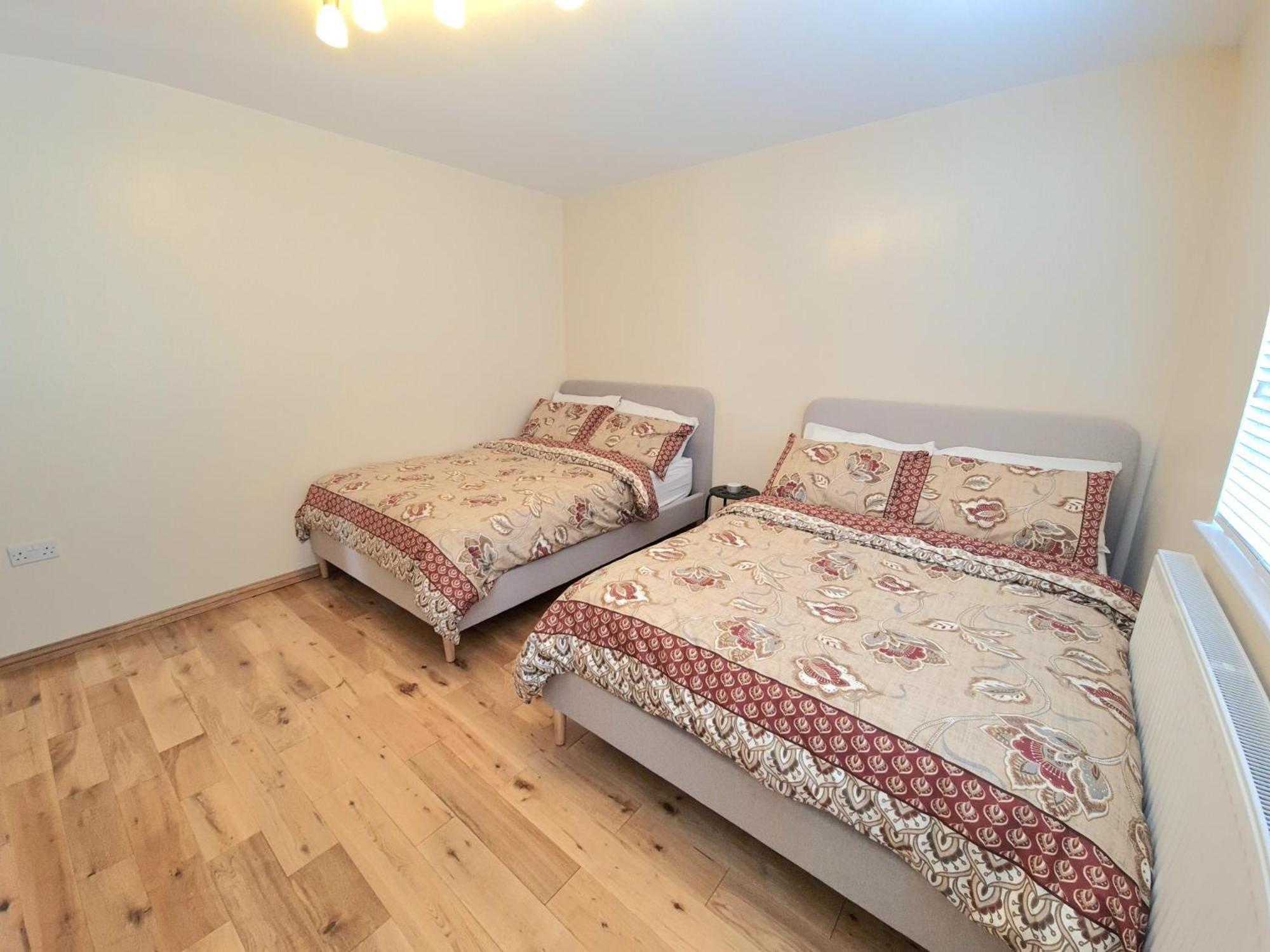 London Luxury 2 Bedroom Flat Sleeps 8 Free Parking Apartment
