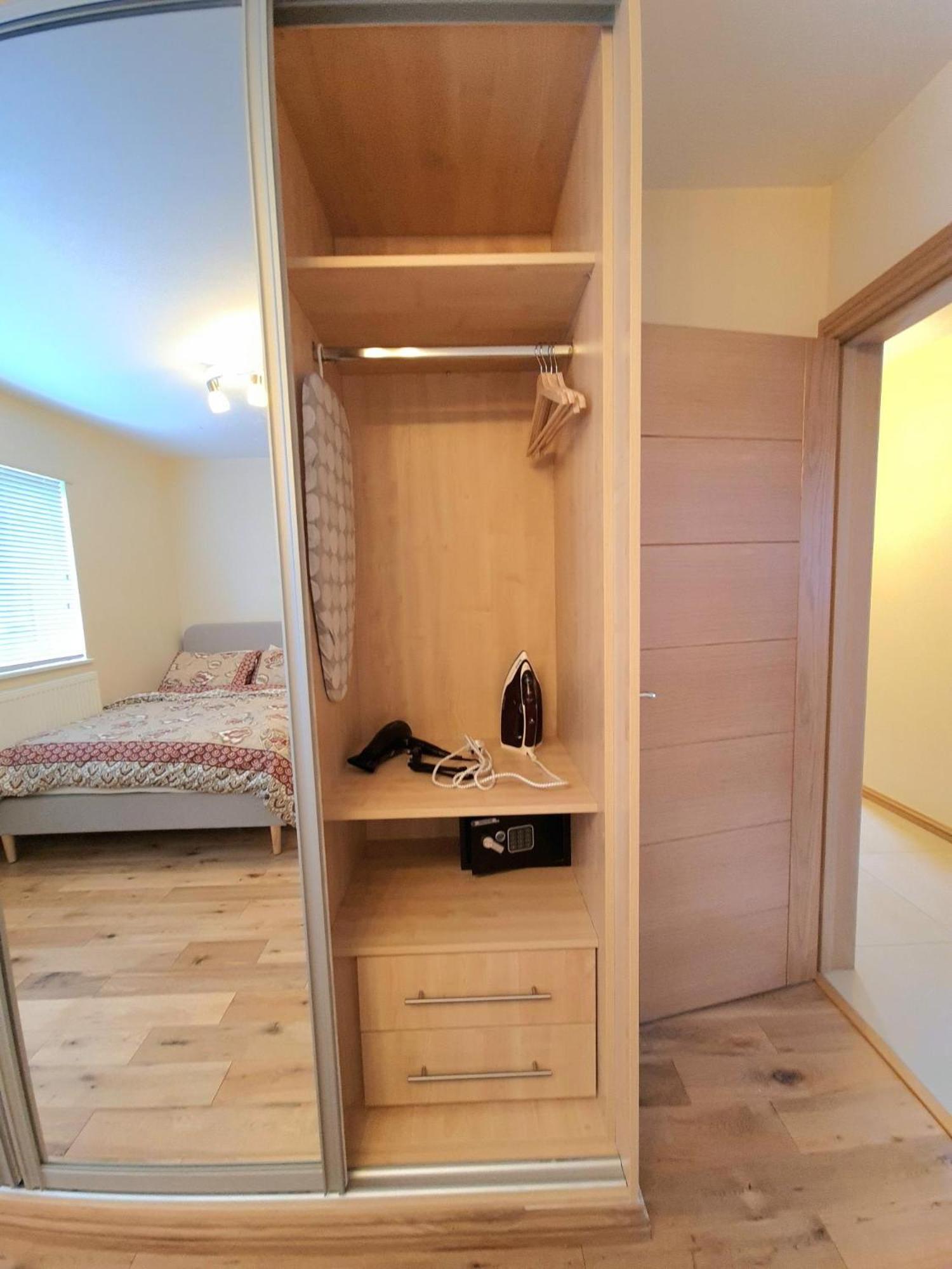 London Luxury 2 Bedroom Flat Sleeps 8 Free Parking
