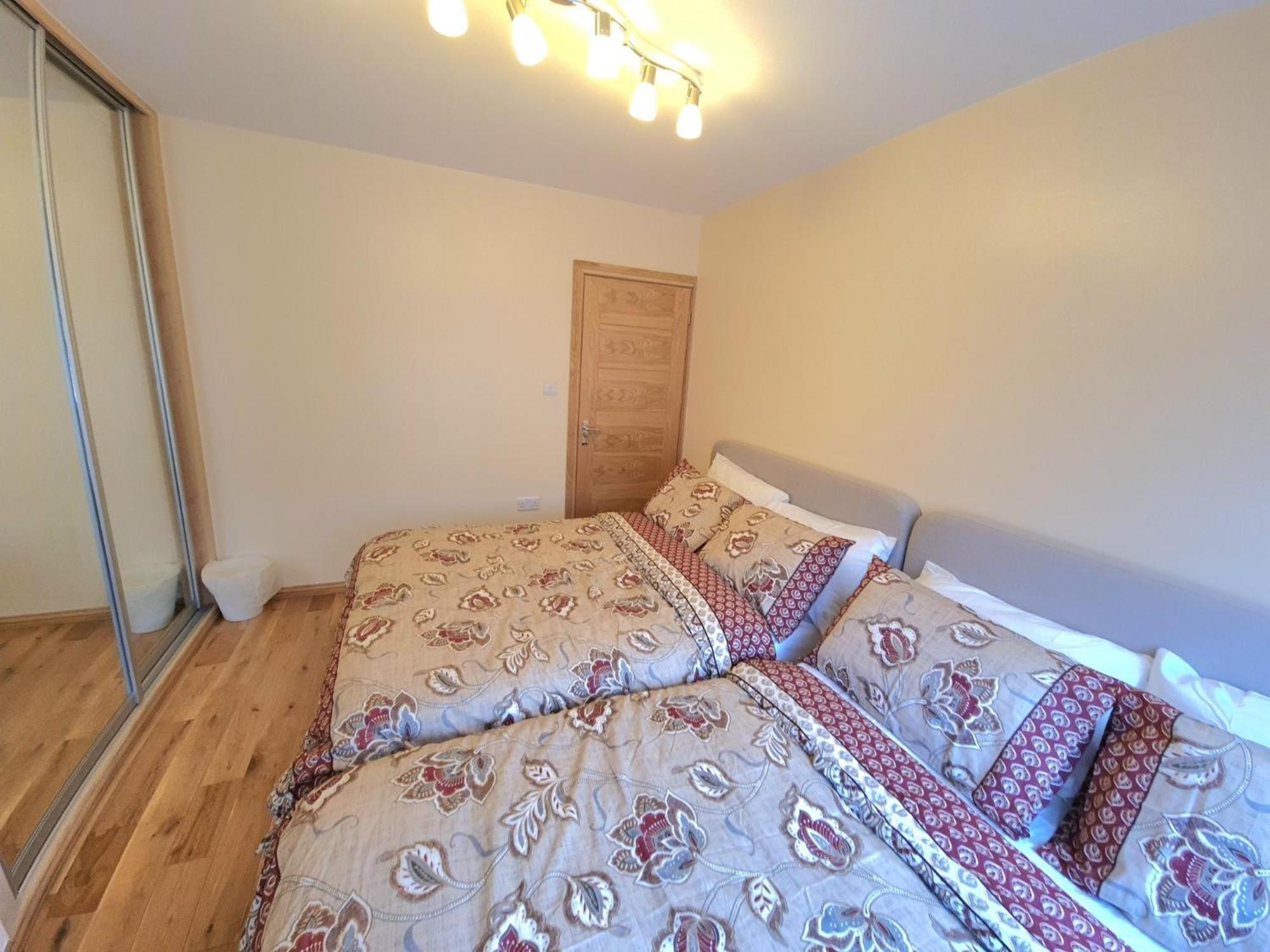 London Luxury 2 Bedroom Flat Sleeps 8 Free Parking *