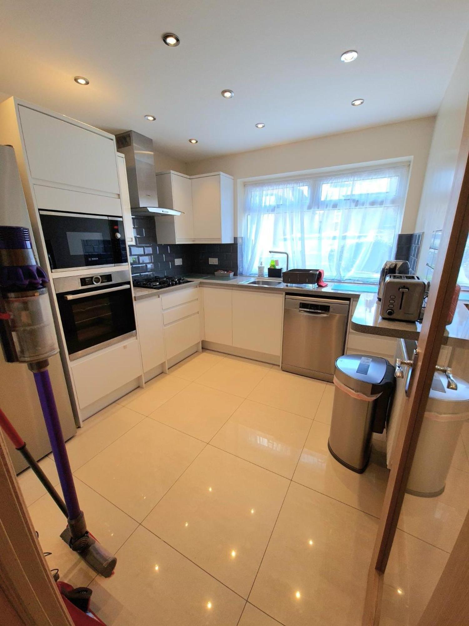 London Luxury 2 Bedroom Flat Sleeps 8 Free Parking Apartment
