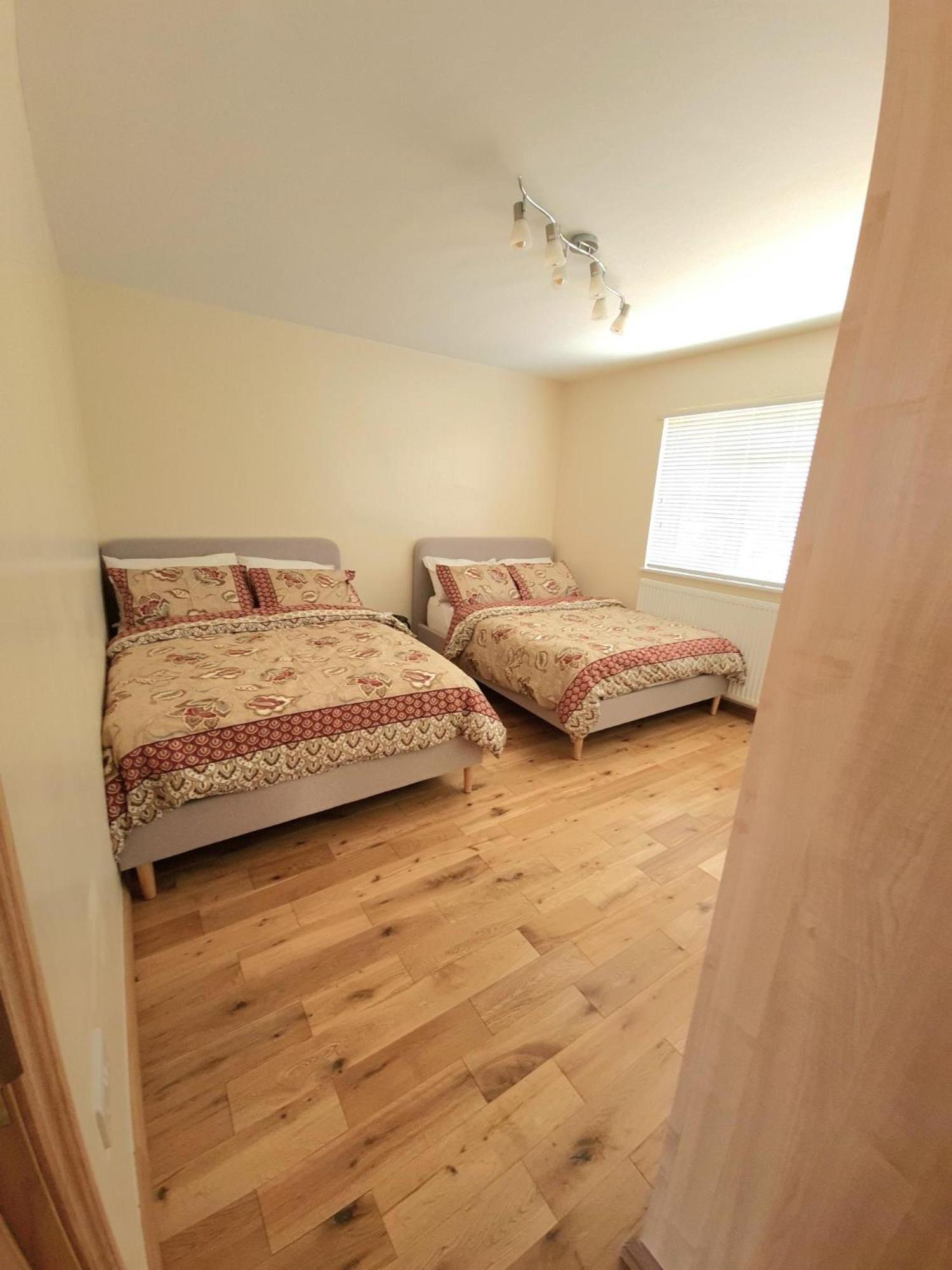 London Luxury 2 Bedroom Flat Sleeps 8 Free Parking