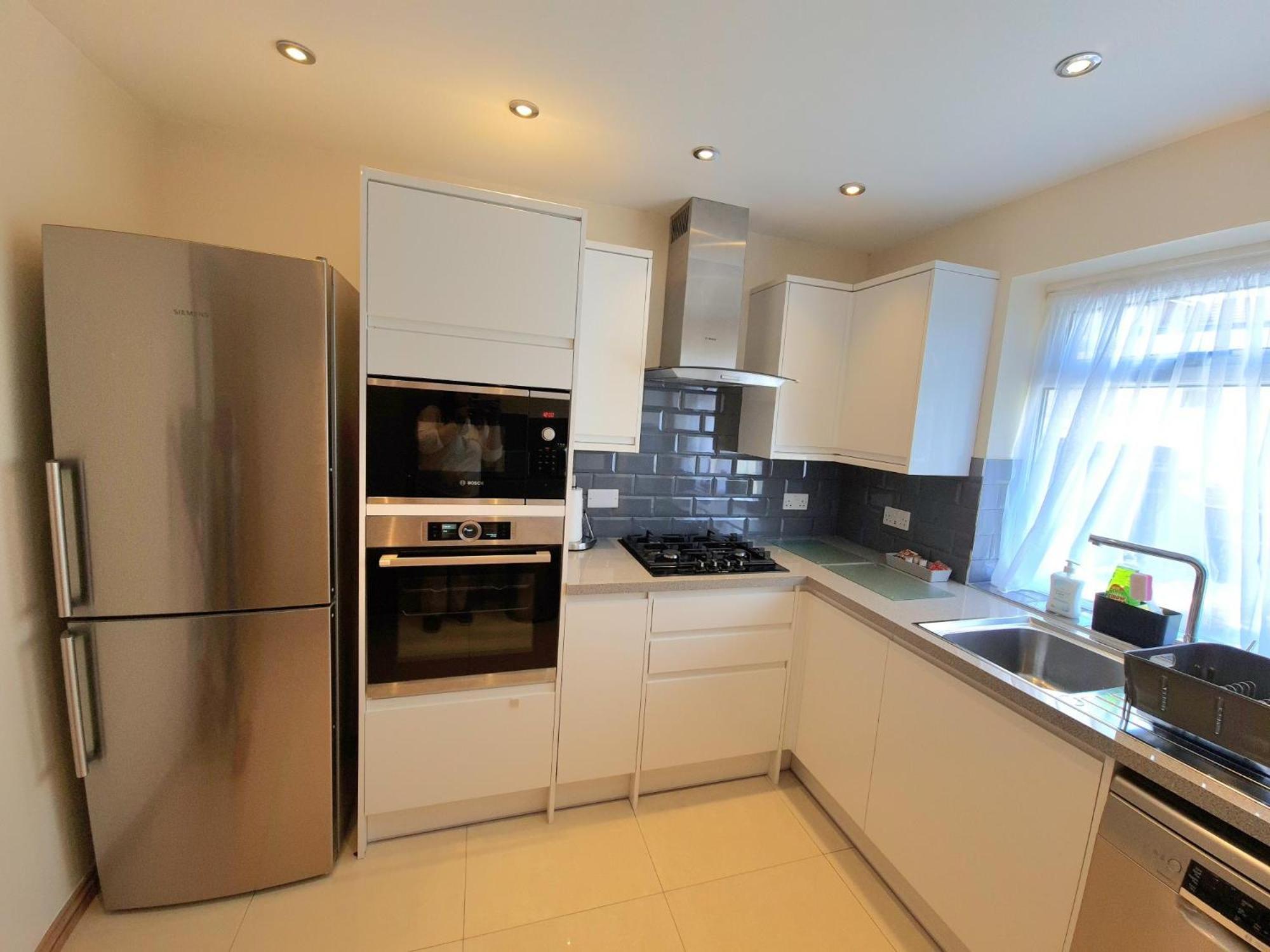 London Luxury 2 Bedroom Flat Sleeps 8 Free Parking Apartment *