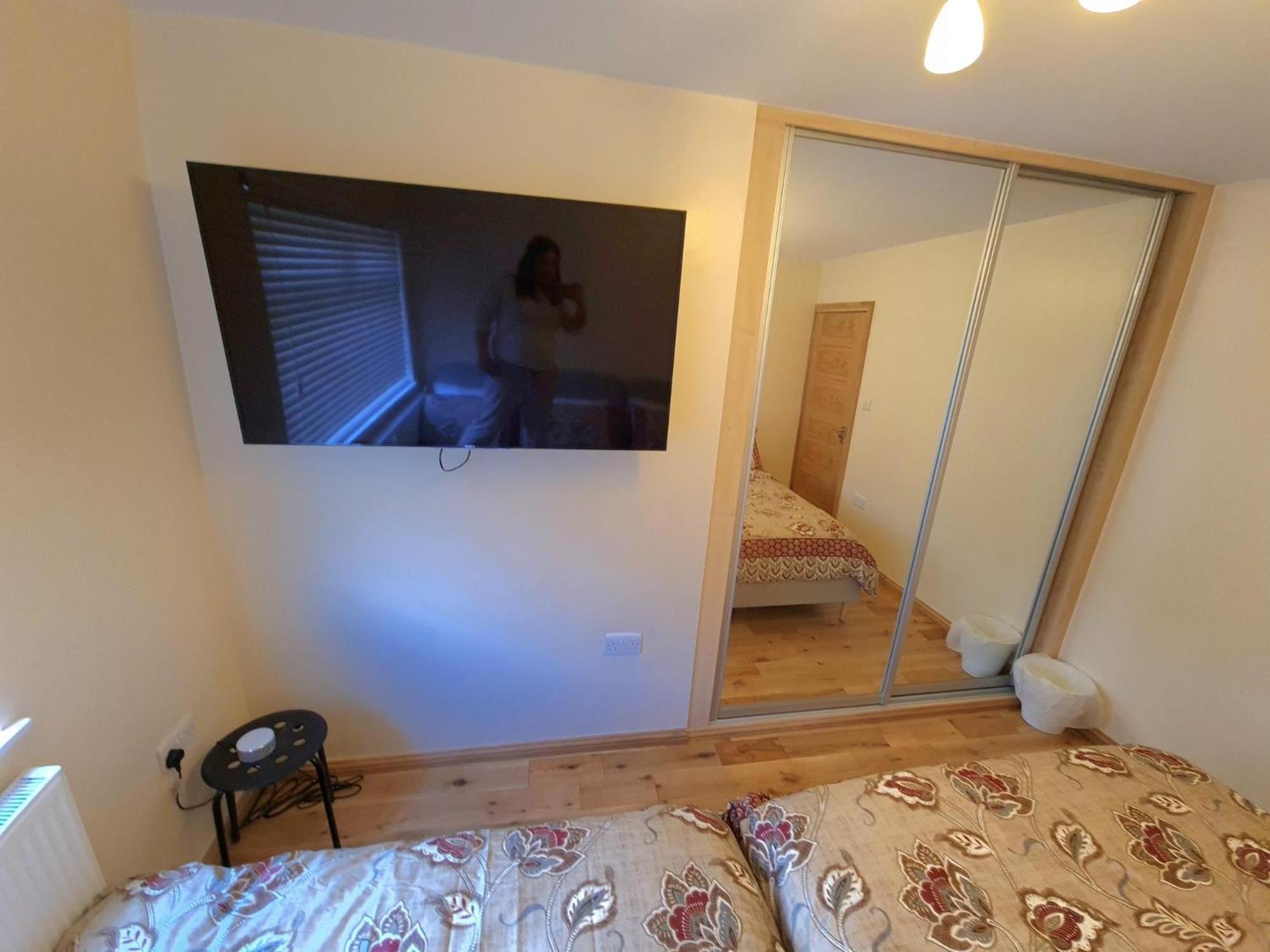 London Luxury 2 Bedroom Flat Sleeps 8 Free Parking *
