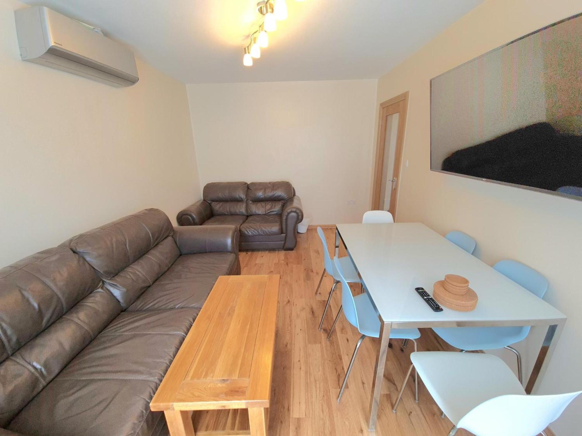 London Luxury 2 Bedroom Flat Sleeps 8 Free Parking *