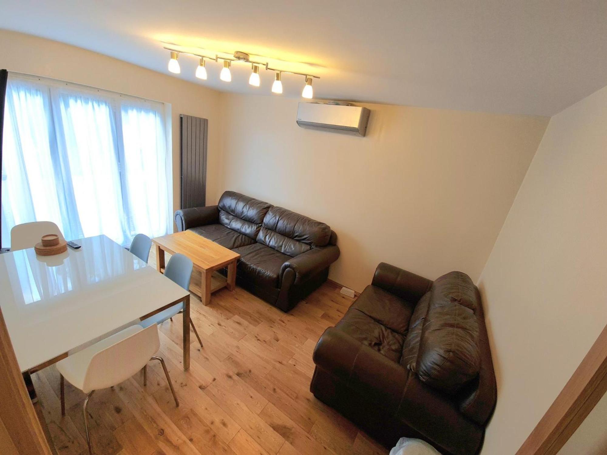 London Luxury 2 Bedroom Flat Sleeps 8 Free Parking Apartment