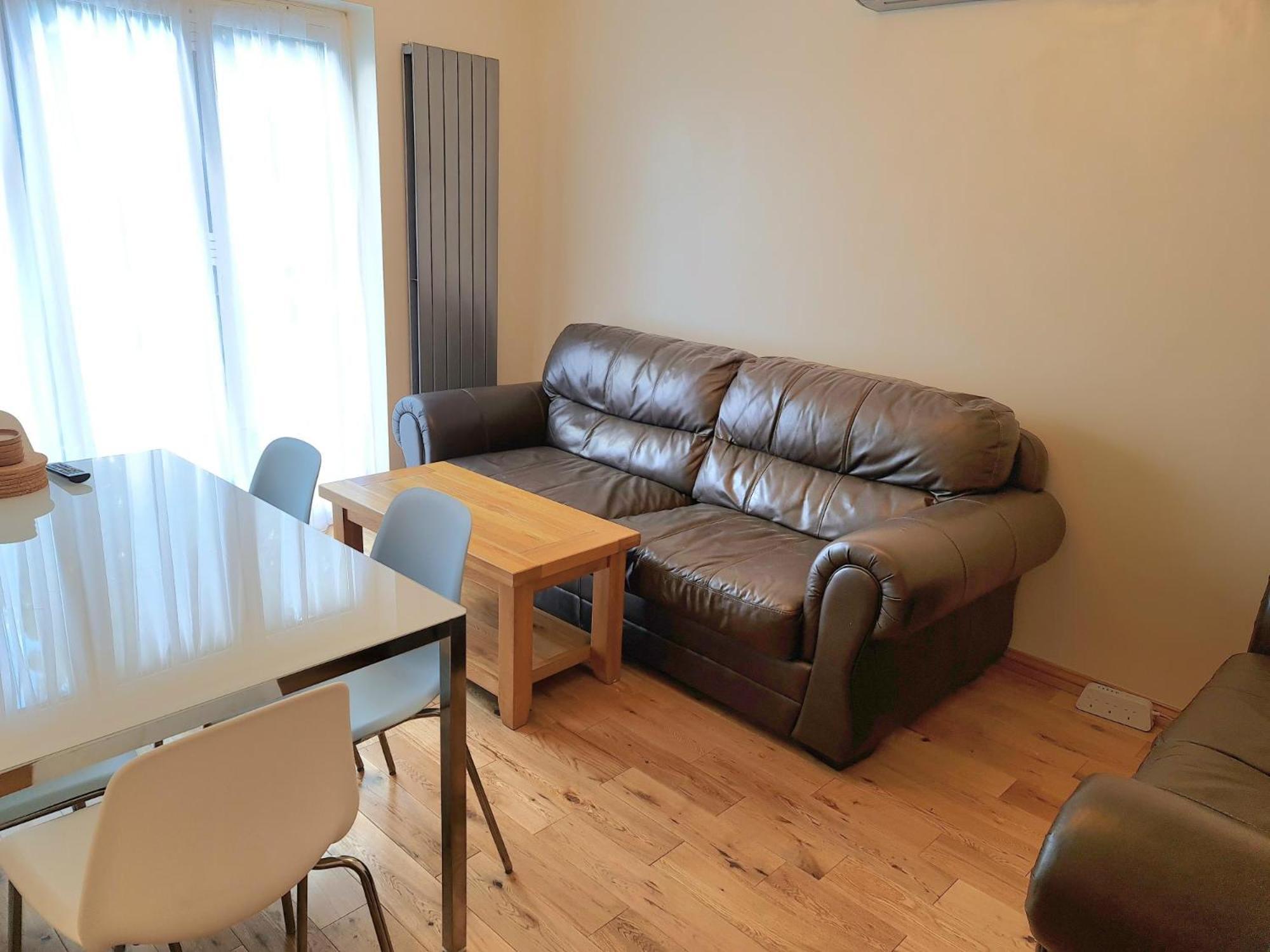 London Luxury 2 Bedroom Flat Sleeps 8 Free Parking Apartment *