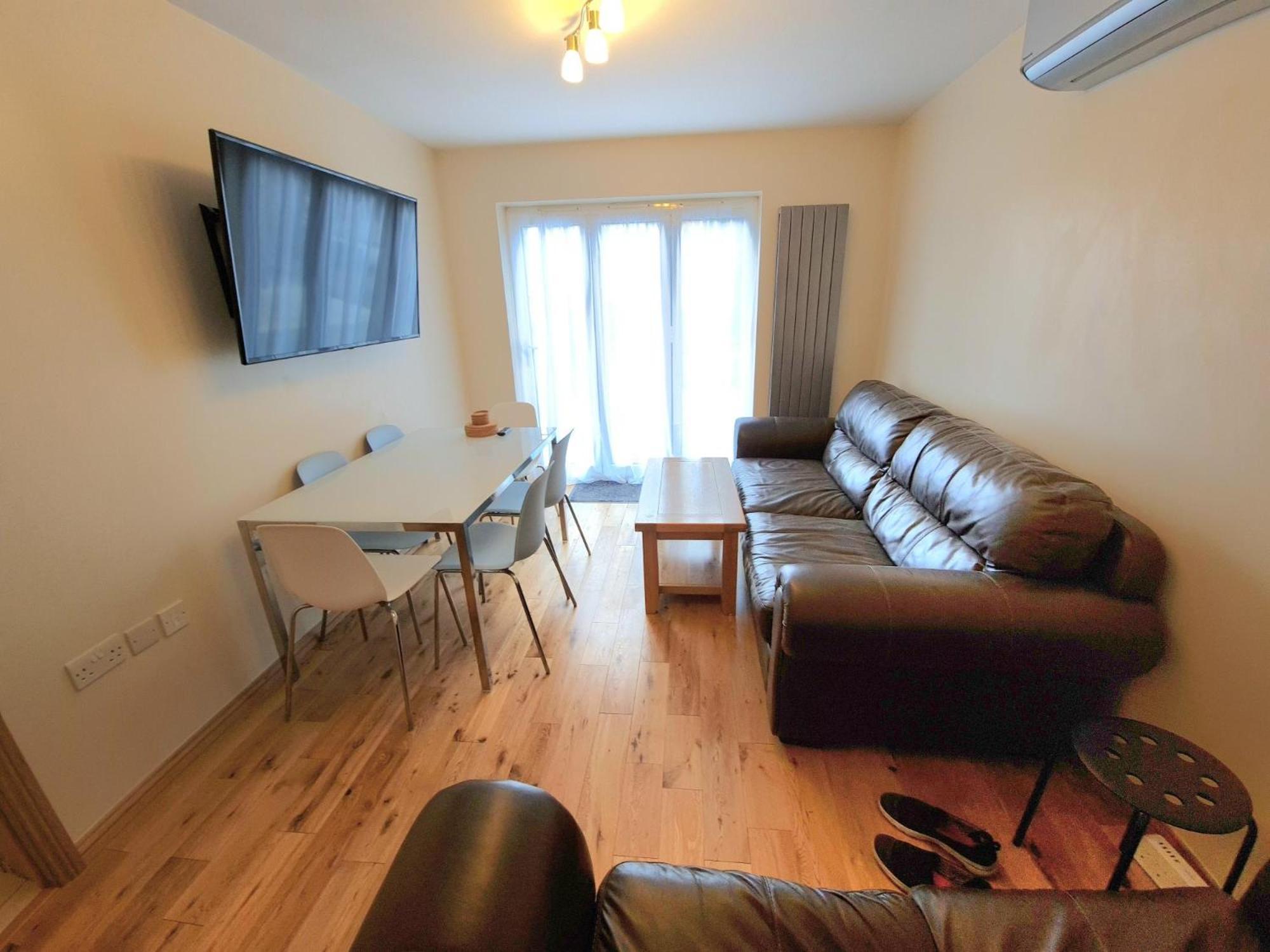 London Luxury 2 Bedroom Flat Sleeps 8 Free Parking * East Barnet